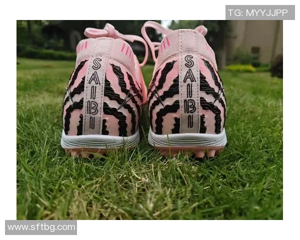 提升球场表现的秘密武器足球防滑鞋让你稳如泰山